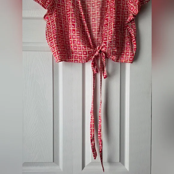 Lulu's Red Geometric Wrap Crop Top Size L - Picture 4 of 13